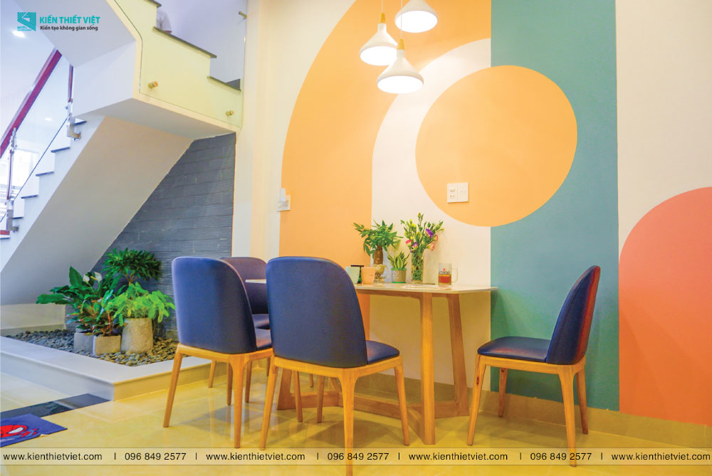 Phối cảnh 3D – [Hình thực tế] – Nhà phố 1 trệt 2 lầu nổi bật với nội thất color block (10)
