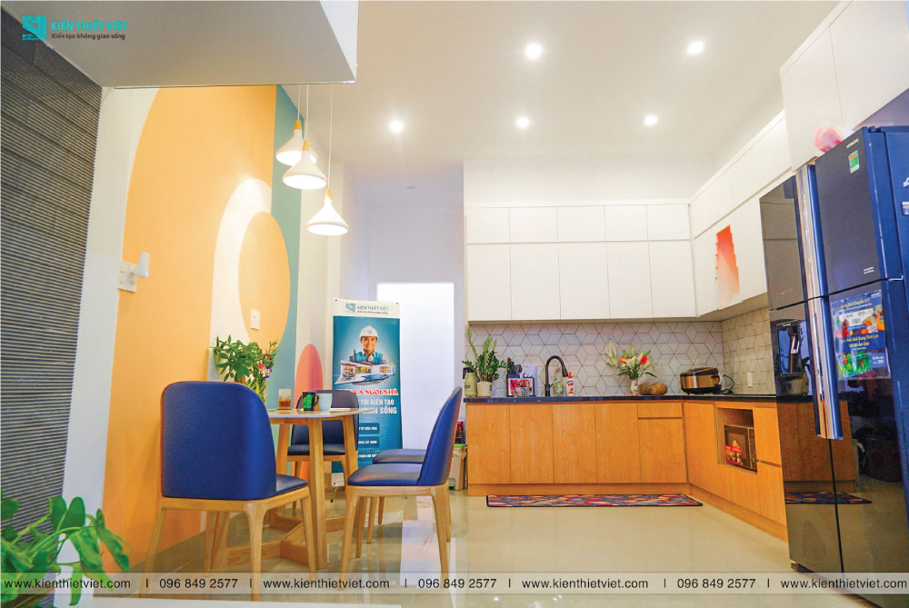 Phối cảnh 3D – [Hình thực tế] – Nhà phố 1 trệt 2 lầu nổi bật với nội thất color block (7)