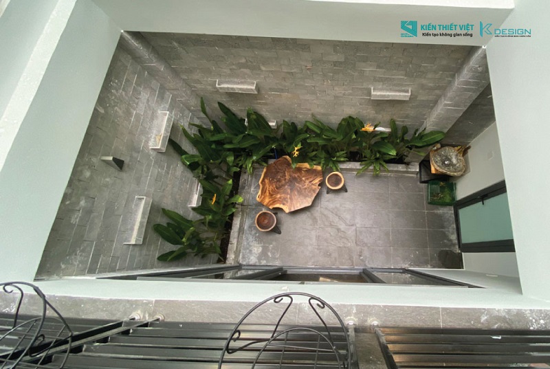 thiết kế giếng trời cầu thang nhà anh long (10)