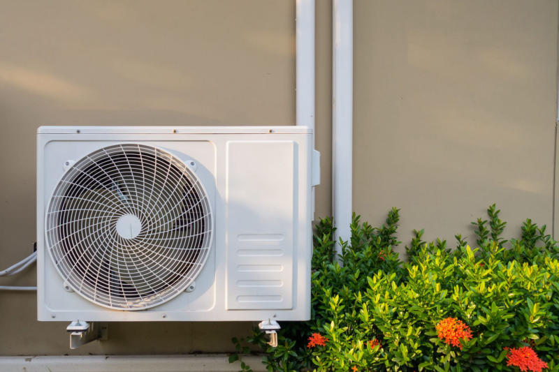 KHUYẾN CÁO LẮP ĐẶT CỤC NÓNG MÁY LẠNH TRÊN SÂN THƯỢNG HOẶC MÁI 1 cách đặt cục nóng máy lạnh