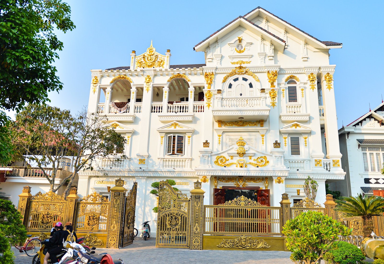 Choáng Ngợp Với Những Biệt Thự Dát Vàng Xa Hoa Bậc Nhất 3 biet thu dat vang o hai duong