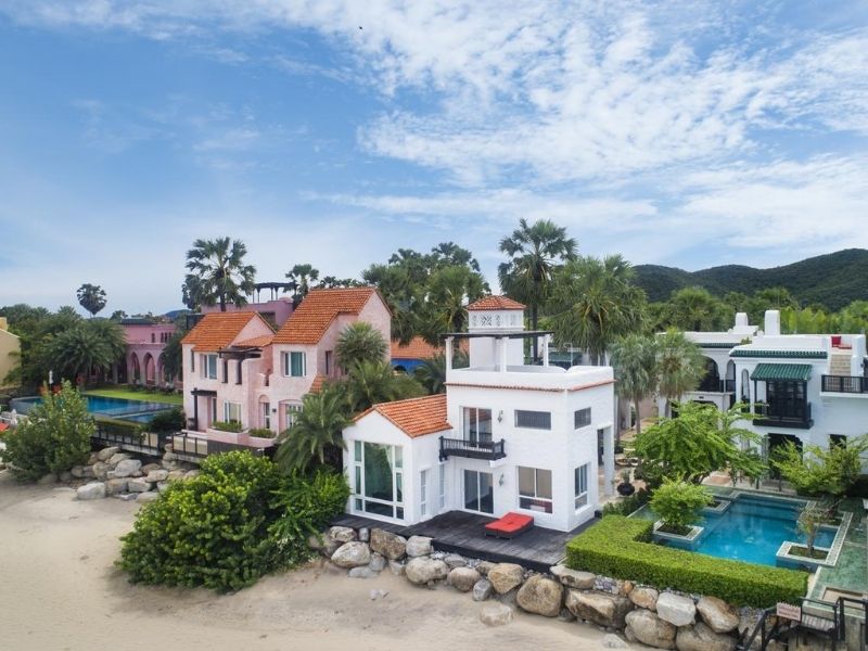 Tổng hợp mẫu biệt thự Thái Lan đẹp sang trọng nhất năm nay 1 biet thu thai lan co su ket hop hai hoa voi thien nhien