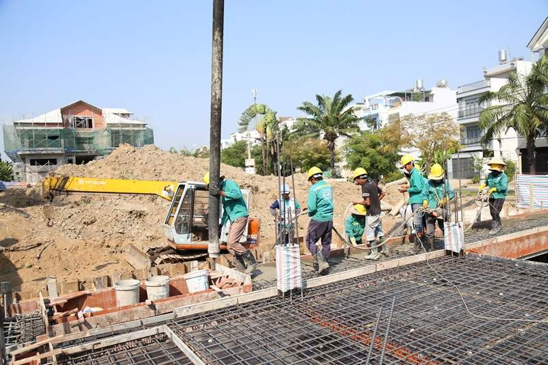 Thiết Kế Nhà Không Ban Công Hiện Đại Và Tiết Kiệm Diện Tích 4 cong nhan cua cong ty co phan thiet ke xay dung va dao tao kien thiet viet lam viec tai cong trinh
