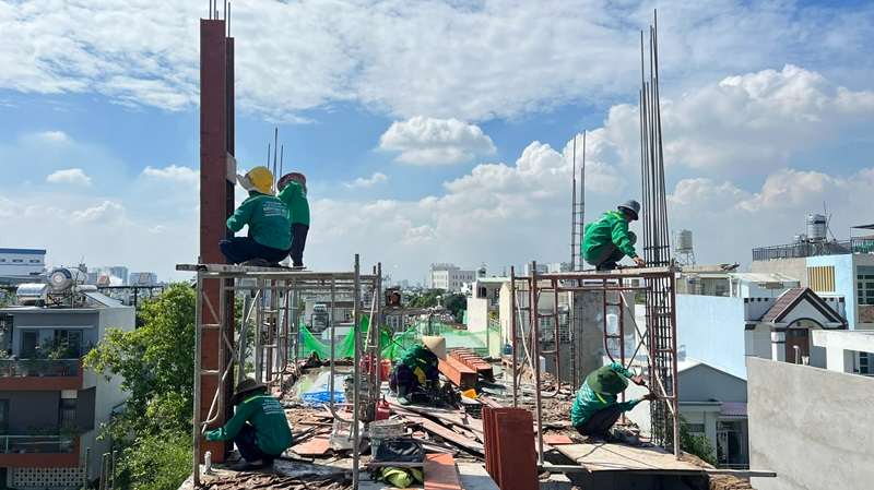 Thiết Kế Nhà Lệch Tầng Độc Đáo Và Hiện Đại 6 cong nhan cua kien thiet viet dang thi cong