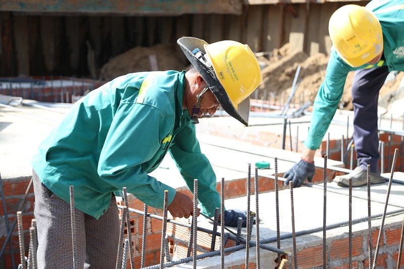 Biệt Thự Nhà Vườn 400m2: Không Gian Rộng Rãi Và Đẳng Cấp 5 cong nhan cua kien thiet viet deu co tay nghe