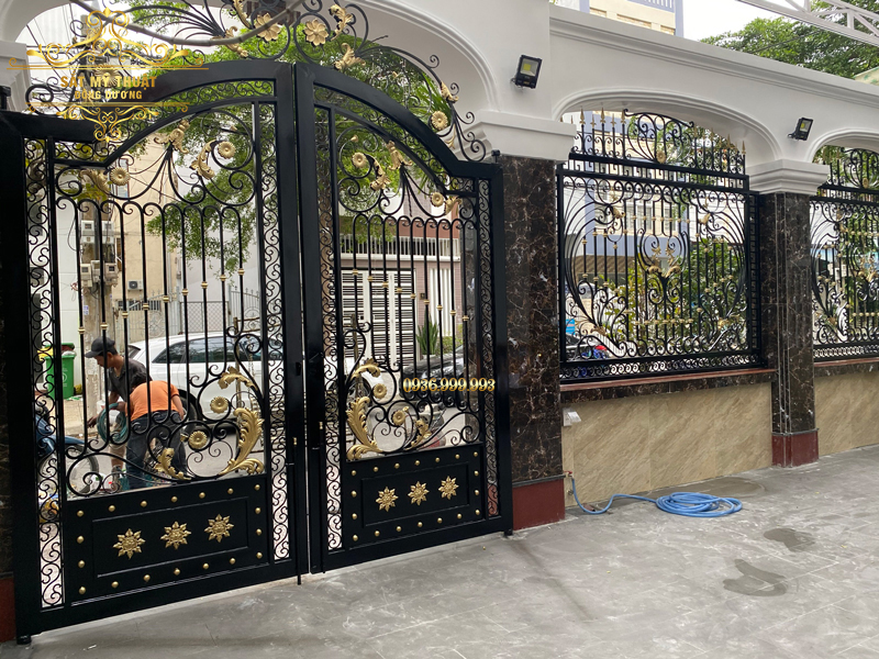 15+ Mẫu cổng hàng rào biệt thự hiện đại sang trọng hàng đầu 8 Cổng và hàng rào sắt mỹ thuật mang lại vẻ đẹp cổ điển nhưng vẫn hiện đại