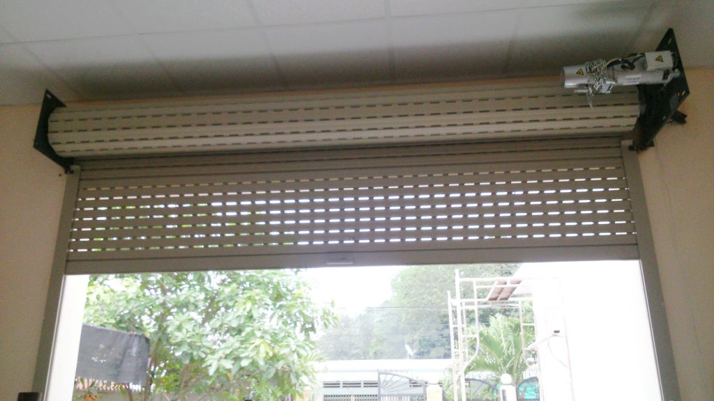 Top các mẫu cửa cuốn hiện đại, sang trọng nhất 2024 6 cua cuon so huu camera giup giam sat nhan biet cac hanh vi la