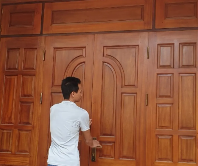 Cửa gỗ đẹp – Giải pháp hoàn hảo cho không gian sống hiện đại 2 Cửa gỗ 4 cánh làm từ gỗ dổi
