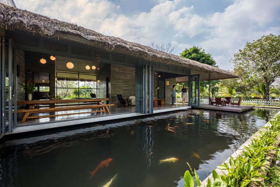 30+ mẫu thiết kế nhà vườn 500m2 sang trọng tiện nghi cho mọi gia đình 9 Hồ nước nuôi cá nên đặt phía trước ngồi nhà giúp gia chủ thêm may mắn