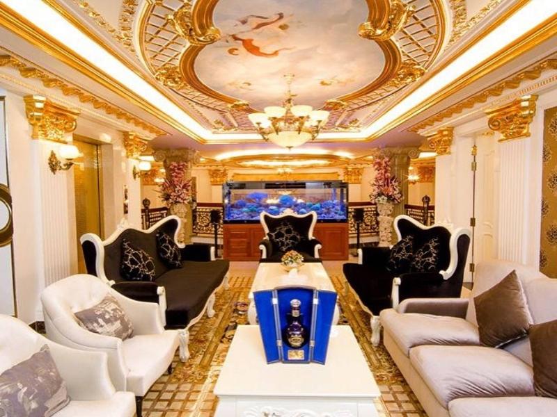 Ghé thăm nhà của Lý Nhã Kỳ - Biệt thự triệu đô giữa Sài Gòn 2 khong gian phong khach dat vang trong nha cua ly nha ky