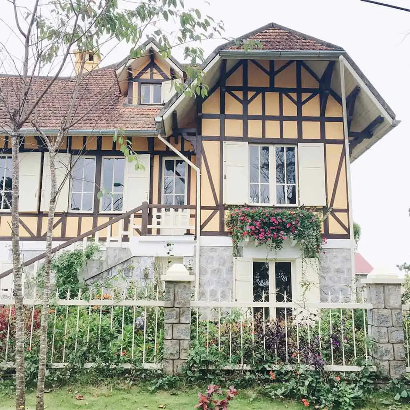 Biệt Thự Pháp Cổ Đà Lạt: Vẻ Đẹp Lãng Mạn Trên Cao Nguyên 4 khong gian song biet thu phap co da lat dam chat sang trong tinh te