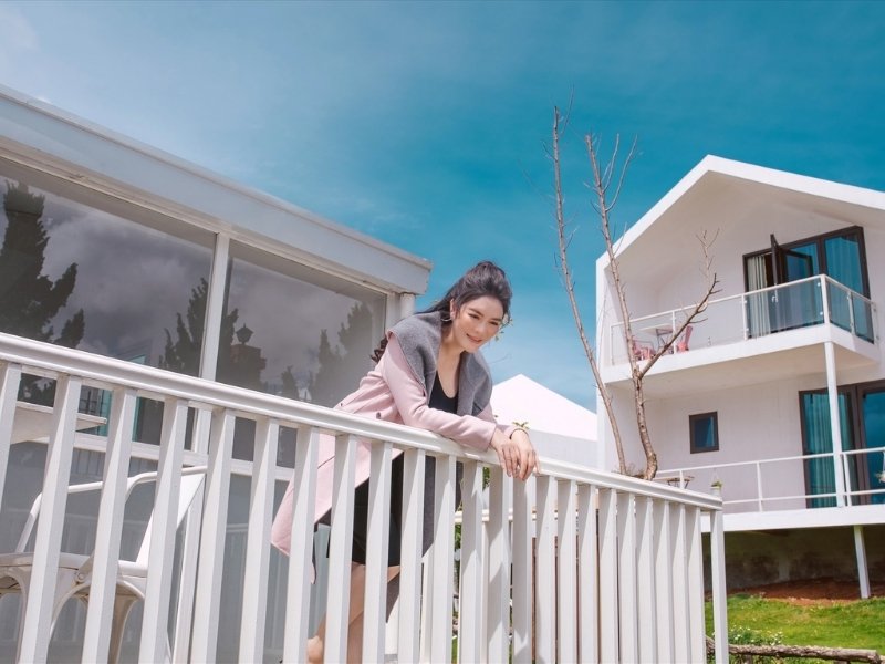 Ghé thăm nhà của Lý Nhã Kỳ - Biệt thự triệu đô giữa Sài Gòn 5 khu nghi duong hien dai cua ly nha ky o da lat noi bat voi tong mau trang sang