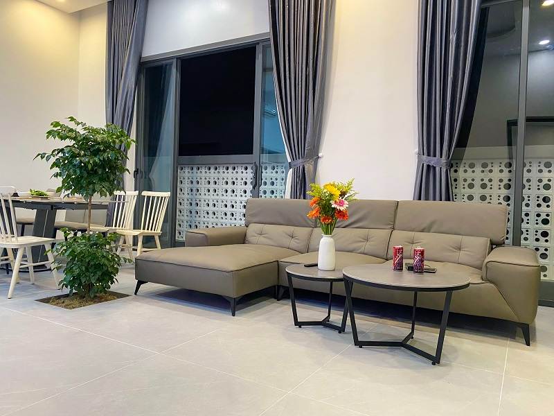 Biệt Thự Nhà Vườn Có Hồ Bơi: Sự Sang Trọng Trong Không Gian Xanh 8 phong khach trong can nha
