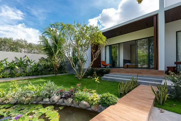 99+ mẫu nhà vườn đẹp, ấn tượng phù hợp với mọi phong cách sống cho năm 2024 1 viec ket hop cac loai cay co hoa la cung voi loi di trai da hay ho nuoc nho se giup ngoi nha them phan sinh dong va gan gui